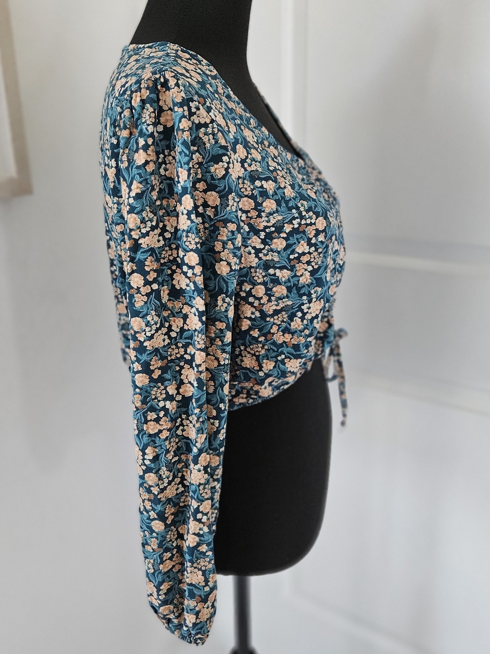 SO Teal Floral V-Neck Long Sleeve Drawstring Crop Top Blouse Size XL - Picture 4 of 13